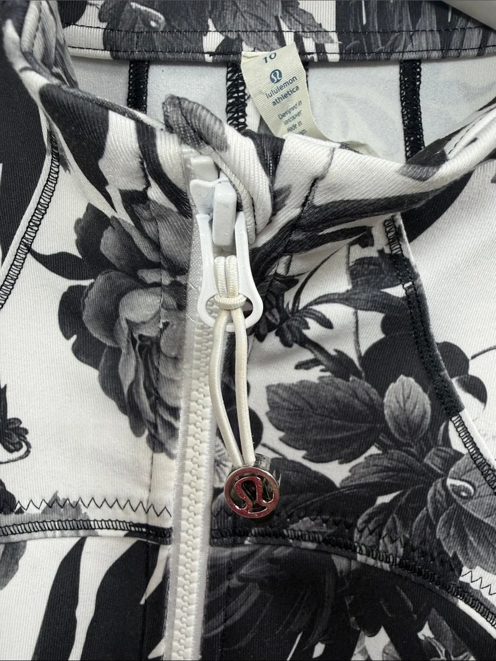 Lululemon Forme jacket II brisk bloom floral print black white full zip size 10.